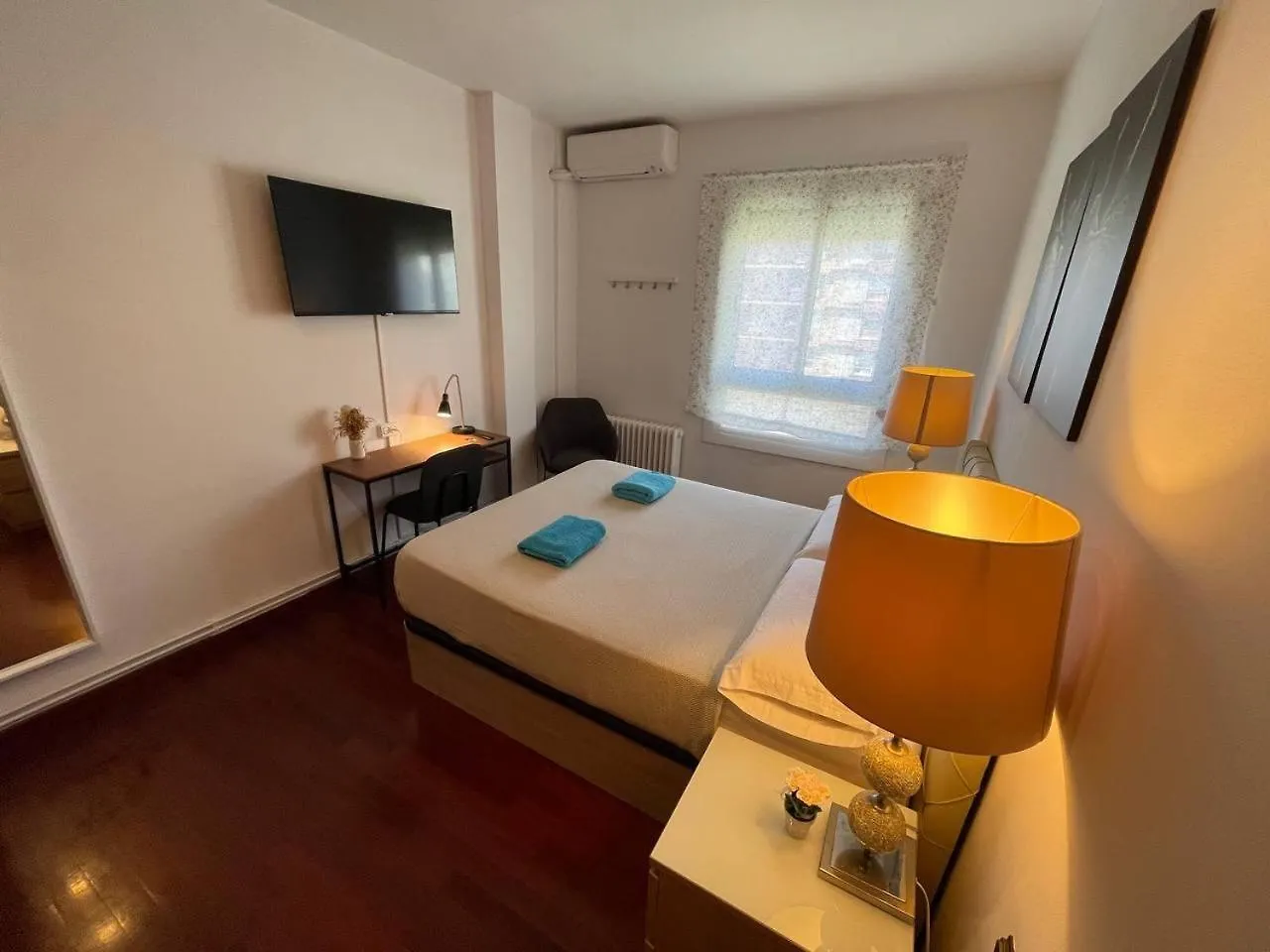Rooms Paris Barcelona Spain