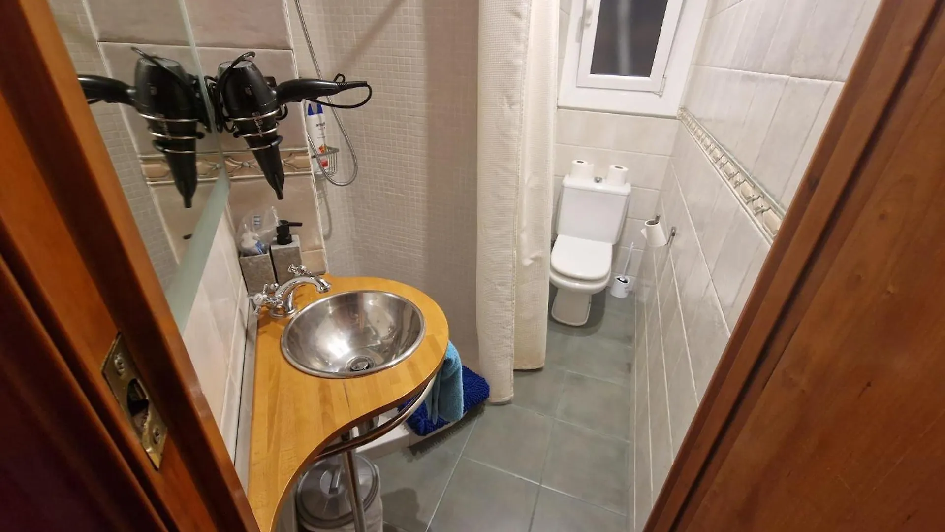 Bed & Breakfast Rooms Paris Barcelona Spain
